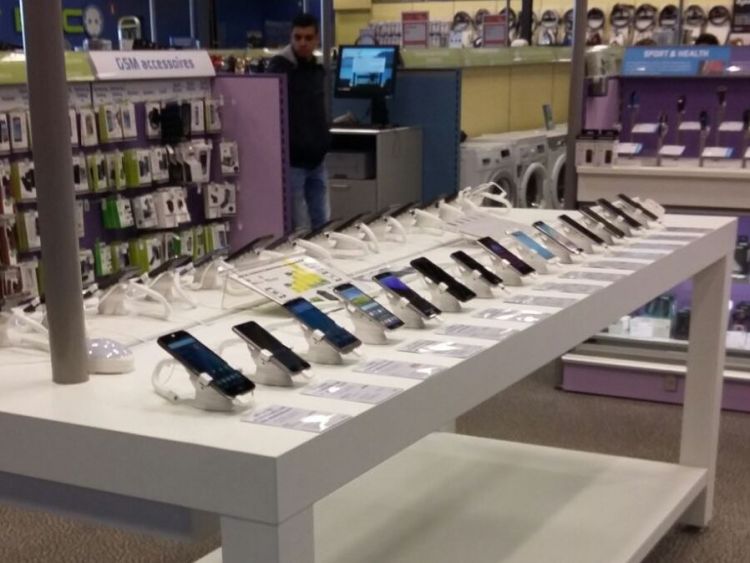 Optiguard beveiligingsteuntjes displays met alarm en oplaadfunctie voor smartphones bij BCC door Elbes